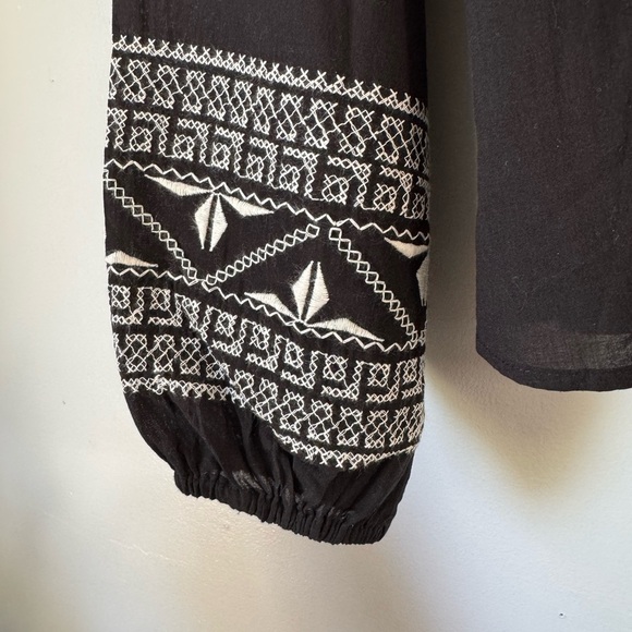 Universal Thread Black Embroidered Women's Top Size Small V-Neck Long S… - Picture 6 of 6